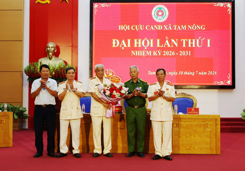 Đại diện Hội Thọ Văn và Vạn Xuân tặng hoa chúc mừng Đại hội