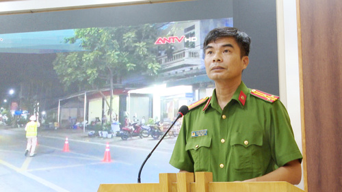 Đồng chí Thượng tá Thiều Quang Lập - UVBTV, Trưởng Công an xã quán triệt các nội dung