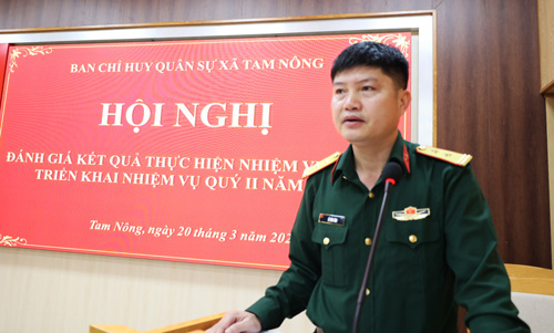 Đồng chí Lê Văn Tám - UVBTV, Chỉ huy Trưởng BCH Quân sự xã phát biểu chỉ đạo tại hội nghị