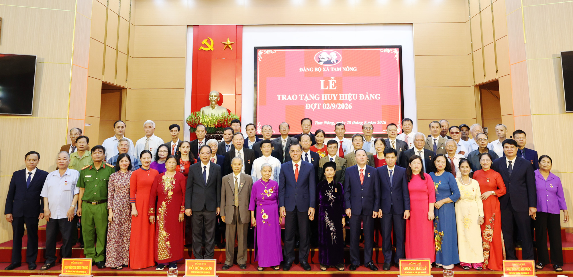 LỄ TRAO TĂNG HUY HIỆU ĐẢNG DỊP 02/9