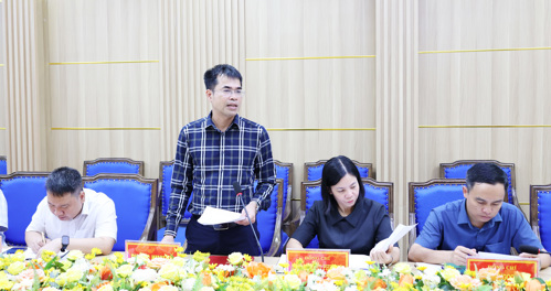 Đồng chí Lê Trần Bình - ĐUV, Trưởng phòng Kinh tế phát biểu tại hội nghị