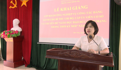 Lãnh đạo Trung tâm Chính trị xã Tam Nông phổ biến quy chế lớp Bồi dưỡng