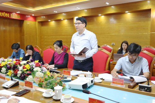 Đồng chí Nguyễn Khắc Long - UVBTV, Chủ tịch UBMTTQ xã phát biểu tại hội nghị