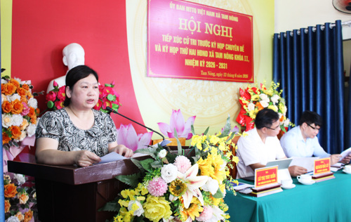 Bà Lê Thị Thu Hiền - Ủy viên Ban Thường vụ (UVBTV) Đảng ủy, Trưởng Ban Xây dựng Đảng, Tổ trưởng Tổ đại biểu số 3 báo cáo các nội dung trong chương trình buổi tiếp xúc đến đông đảo cử tri