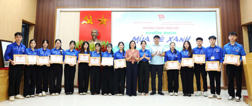 Đồng chí Nguyễn Khắc Long - UVBTV, Chủ tịch UBMTTQ xã; đồng chí Cao Thị Thu Phương - UVBTV, Phó Chủ tịch UBND xã; đồng chí Nguyễn Thị Phương - ĐUV, Bí thư Đoàn xã Tam Nông tặng giấy khen cho các bạn sinh viên tình nguyện