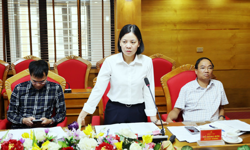 Đồng chí Cao Thị Thu Phương - UVBTV, Phó Chủ tịch UBND xã phát biểu tại hội nghị