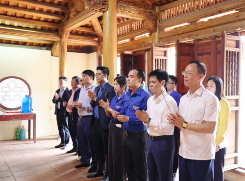 Dâng hương tại Đền thờ Nguyễn Quang Bích