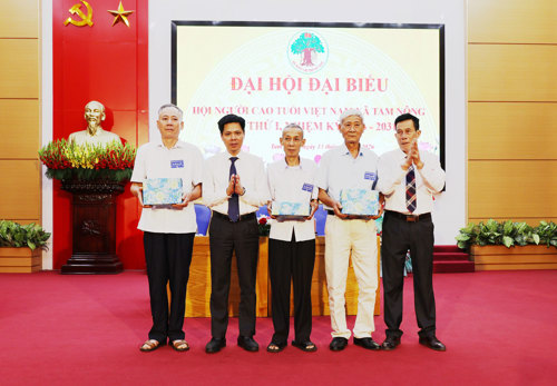 Chia tay 3 Chủ tịch Hội Người Cao tuổi của 3 xã cũ (Hưng Hoá, Dân Quyền và Hương Nộn)