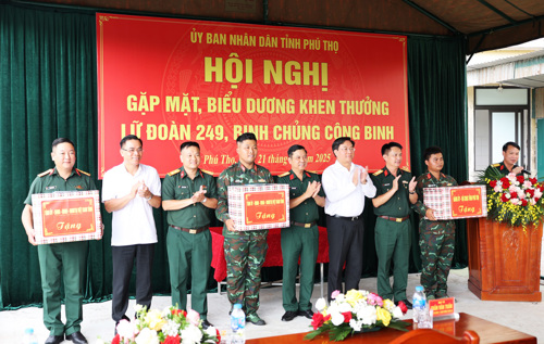 Đồng chí Trần Duy Đông - Phó Bí thư Tỉnh ủy, Chủ tịch Ủy ban nhân dân (UBND) tỉnh Phú Thọ, đồng chí Đại tá Nguyễn Đình Cương – UVBTV Tỉnh ủy, Chỉ Huy trưởng Bộ Chỉ huy Quân sự tỉnh; đồng chí Quách Hải Lý – Bí thư Đảng ủy, Chủ tịch HĐND xã Tam Nông tặng quà cho Lữ đoàn 249.