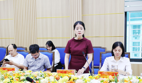 Lãnh đạo Phòng Văn hóa - Xã hội báo cáo