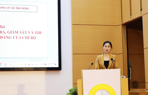 Đồng chí Nguyễn Thị Minh Thu - UVBTV, Chủ nhiệm UBKT Đảng ủy truyền đạt một số nội dung