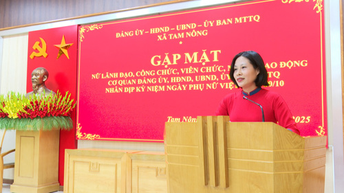 Đồng chí Nguyễn Thị Thu Trang - UVBTV, Phó Chủ tịch HĐND xã phát biểu cảm ơn sự quan tâm của lãnh đạo xã đối với chị em Phụ nữ.