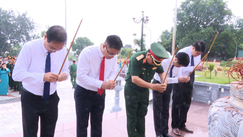 Các đồng chí lãnh đạo xã Tam Nông và lãnh đạo Bing chủng Tăng Thiết Giáp kính cẩn dâng hương trước tượng đài các Anh hùng Liệt sĩ Tam Nông