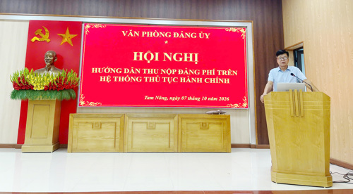 Đồng chí Nguyễn Anh Thắng - ĐUV, Chánh Văn phòng Đảng ủy xã phát biểu tại hội nghị