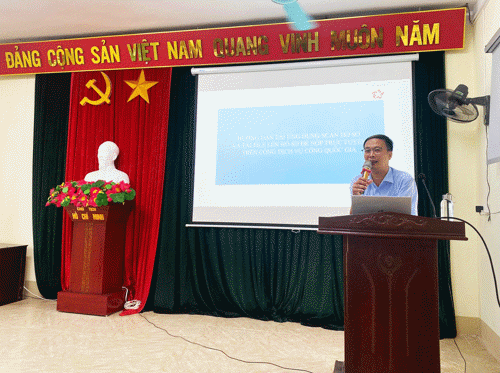 Giảng viên đến từ Trung tâm Phục vụ Hành chính công và Văn phòng Đảng uỷ xã