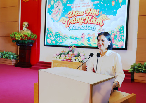 Đồng chí Cao Thị Thu Phương - UVBTV, Phó Chủ tịch UBND xã phát biểu chúc mừng các cháu trong Đêm hội