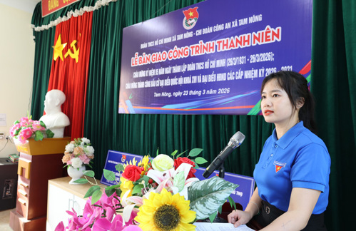 Đồng chí Nguyễn Thị Phương - ĐUV, Phó Chủ tịch UBMTTQ Việt Nam xã Tam Nông đồng thời là Bí thư Đoàn xã phát biểu tại hội nghị bàn giao công trình