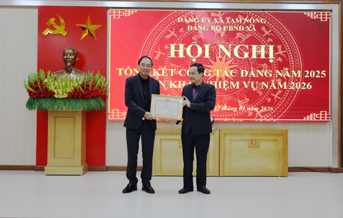 Đảng bộ UBND xã khen thưởng cho các tập thể, cá nhân có thành tích xuất sắc trong thực hiện nhiệm vụ chính trị trong năm 2025