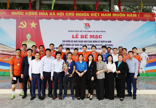 Các đại biểu chụp ảnh với đội vô địch - FC Hương Nộn