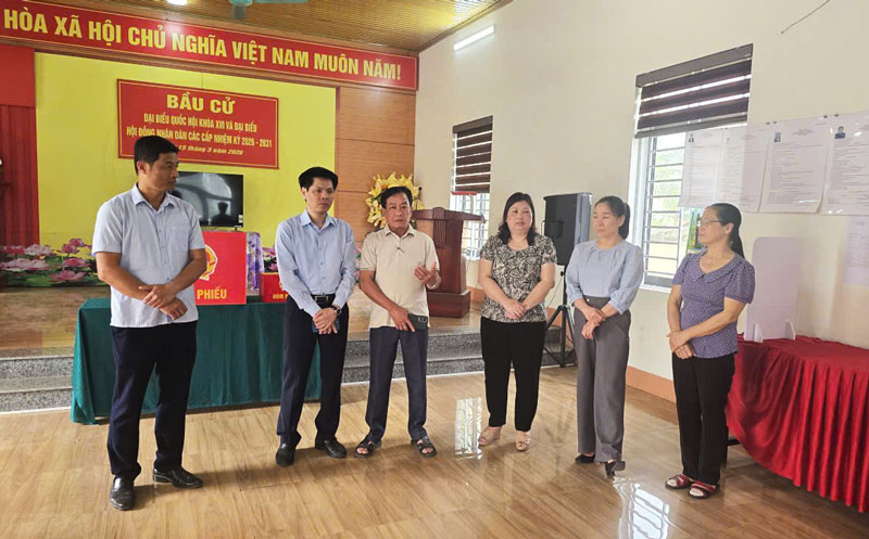 Đoàn công tác số 02 kiểm tra, nắm bắt tình hình và chỉ đạo công tác bầu cử tại đơn vị bầu cử số 01 và số 04