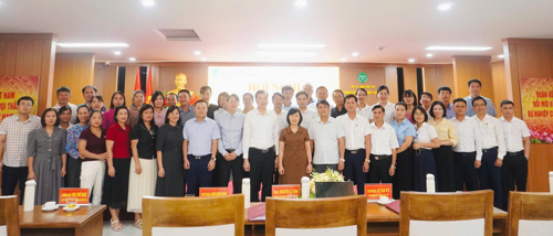 Các đại biểu chụp ảnh lưu niệm