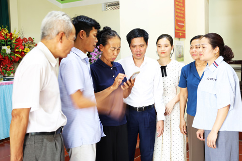 Hướng dẫn đảng viên trong chi bộ sử dụng ứng dụng Sổ tay Đảng viên điện tử