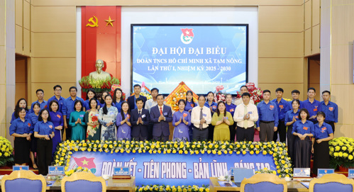 Đại biểu chụp ảnh lưu niệm với BCH Đoàn TNCS Hồ Chí Minh xã Tam Nông lần thứ I, nhiệm kỳ 2025-2030