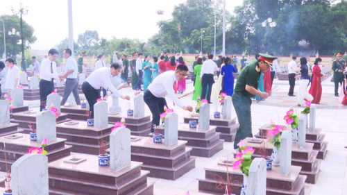 Lãnh đạo xã Tam Nông, Binh chủng Tăng Thiết giáp, Lữ đoàn 543 và Nhân dân thắp hương tại các phần mộ Liệt sĩ