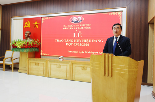 Đồng chí Đặng Mai Sơn - TUV, Phó Giám đốc Sở Nội vụ, phụ trách Đảng bộ xã Tam Nông trao Huy hiệu 70 năm tuổi Đảng cho Đảng viên Phan Văn Tĩnh - Chi bộ 10 Hương Nộn và phát biểu chúc mừng