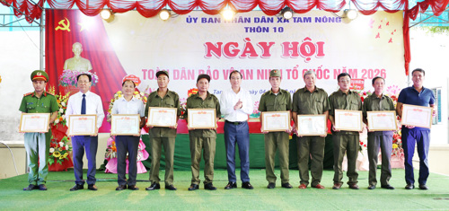 Đồng chí Đỗ Hùng Sơn - PBT Đảng ủy, Chủ tịch UBND xã khen thưởng cho 10 cá nhân tại Ngày hội