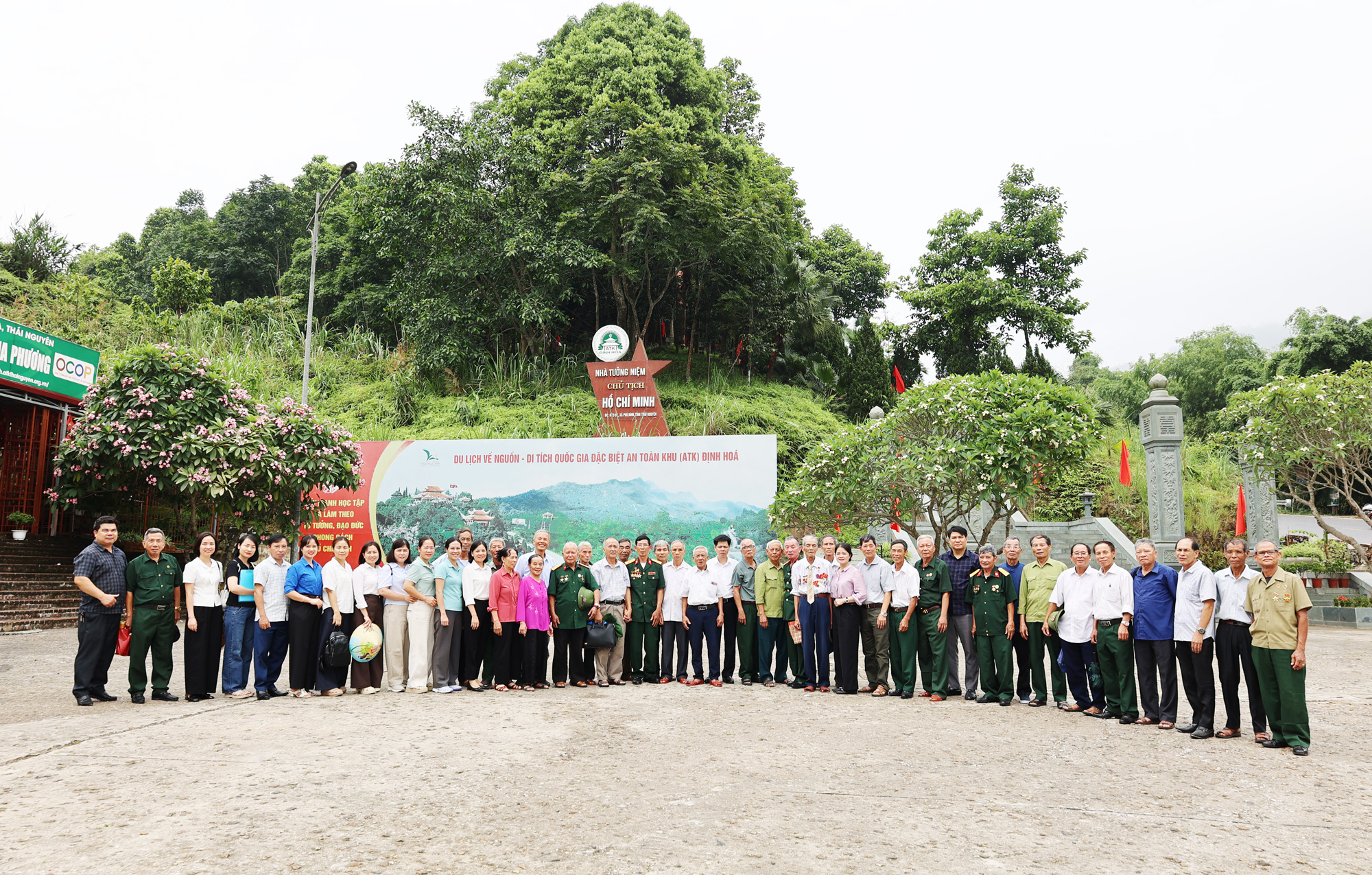 XÃ TAM NÔNG TỔ CHỨC ĐOÀN ĐẠI BIỂU NGƯỜI CÓ CÔNG DÂNG HƯƠNG VỀ NGUỒN TẠI KHU DI TÍCH LỊCH SỬ ATK ĐỊNH HÓA (THÁI NGUYÊN)