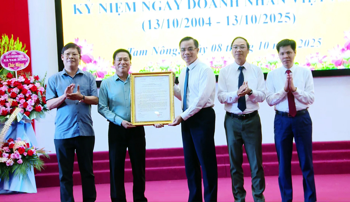 Xã Tam Nông trọng thể tổ chức gặp mặt kỷ niệm ngày Doanh nhân Việt Nam (13/10/2004-13/10/2025)