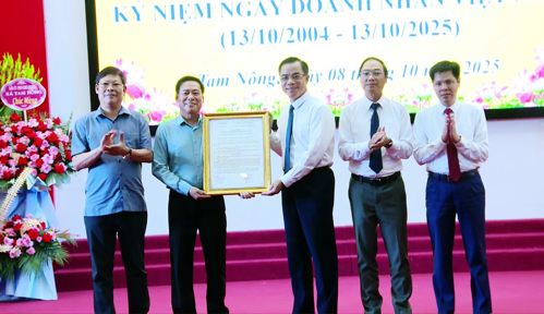 Thường trực Đảng ủy xã trao Quyết định thành lập Hội Doanh nghiệp xã Tam Nông