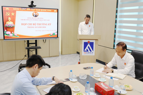 Phó Bí thư Chi bộ trình bày báo cáo công tác tháng 9 và phương hướng nhiệm vụ tháng 10/2026