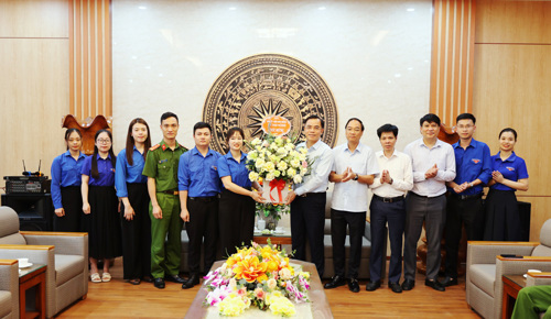 Các đồng chí lãnh đạo xã Tam Nông tặng hoa chúc mừng Đoàn xã nhân kỷ niệm 95 năm ngày thành lập Đoàn TNCS Hồ Chí Minh (26/3/1931 - 26/3/2026)