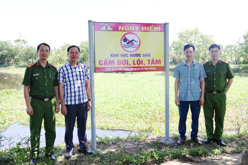 Biển cấm được lắp đặt tại Ao cá Bác Hồ khu 6 (Hương Nộn) xã Tam Nông