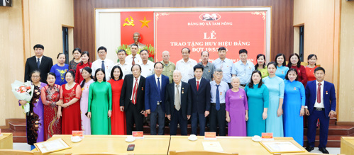 Các đồng chí lãnh đạo xã Tam Nông chụp ảnh lưu niệm với các đảng viên nhận Huy hiệu Đảng dịp 19/5/2026