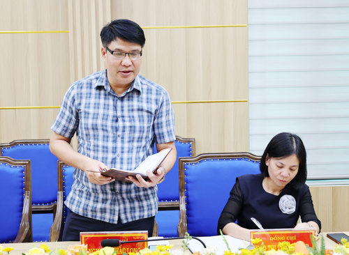 Đồng chí Nguyễn Khắc Long - UVBTV, Chủ tịch UBMTTQ Việt Nam xã Tam Nông phát biểu tại hội nghị