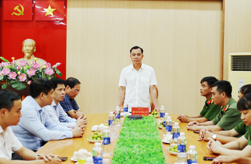Đoàn công tác của Đảng ủy, HĐNĐồng chí Quách Hải Lý - Bí thư Đảng ủy, Chủ tịch HĐND xã Tam Nông phát biểu chức mừng lực lượng Công an xã nhân kỷ niệm 81 năm ngày truyền thống