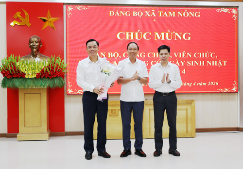 Đồng chí Đỗ Hùng Sơn và đồng chí Nguyễn Tuấn Ngọc tặng hoa chúc mừng đồng chí Quách Hải Lý - Bí thư Đảng ủy, Chủ tịch HĐND xã có ngày sinh trong tháng 4/2026