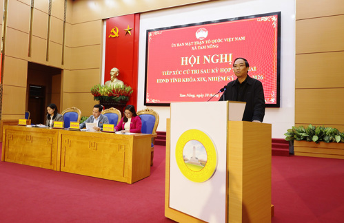 Ông Đỗ Hùng Sơn - PBT Đảng ủy, Chủ tịch UBND xã Tam Nông giải trình các ý kiến của cử tri trên địa bàn xã