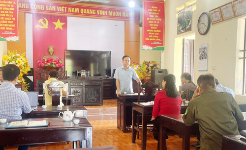 Đồng chí Nguyễn Ngọc Minh - UVBTV, Phó Chủ tịch UBND xã phát biểu chỉ đạo tại buổi làm việc