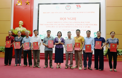 Hội Nông dân trao Quyết định kiện toàn Chi hội thôn mới