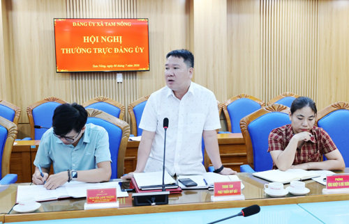Đồng chí Đặng Tiến Long - Giám đốc Chi nhánh Trung tâm Phát triển Quỹ đất phát biểu tại hội nghị