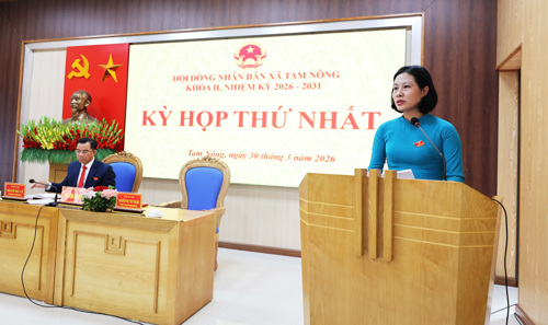 Đồng chí Nguyễn Thị Thu Trang - UVBTV, Phó Chủ tịch HĐND xã phát biểu tại kỳ họp