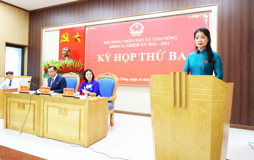 Đồng chí Lê Thị Thanh Tâm - ĐUV, Trưởng phòng VH-XH trả lời chất vấn của Đại biểu HĐND xã