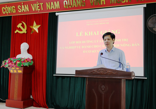 Đồng chí Nguyễn Tuấn Ngọc - Phó Bí thư Thường trực Đảng ủy xã Tam Nông phát biểu khai giảng lớp bồi dưỡng