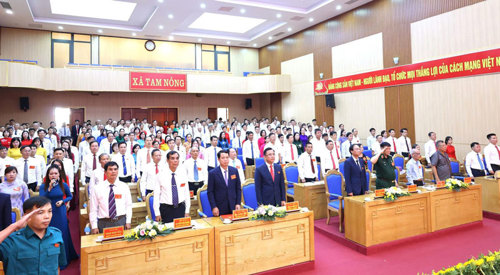 Các đại biểu thực hiện Nghi lễ chào cờ