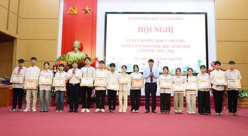 Chủ tịch UBMTTQ xã khen thưởng cho các cháu học sinh