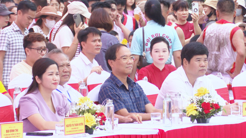 Đồng chí Đỗ Hùng Sơn - Phó Bí thư Đảng ủy, Chủ tịch UBND xã Tam Nông dự lễ khai mạc Hội thi Bơi Chải tỉnh Phú Thọ năm 2026